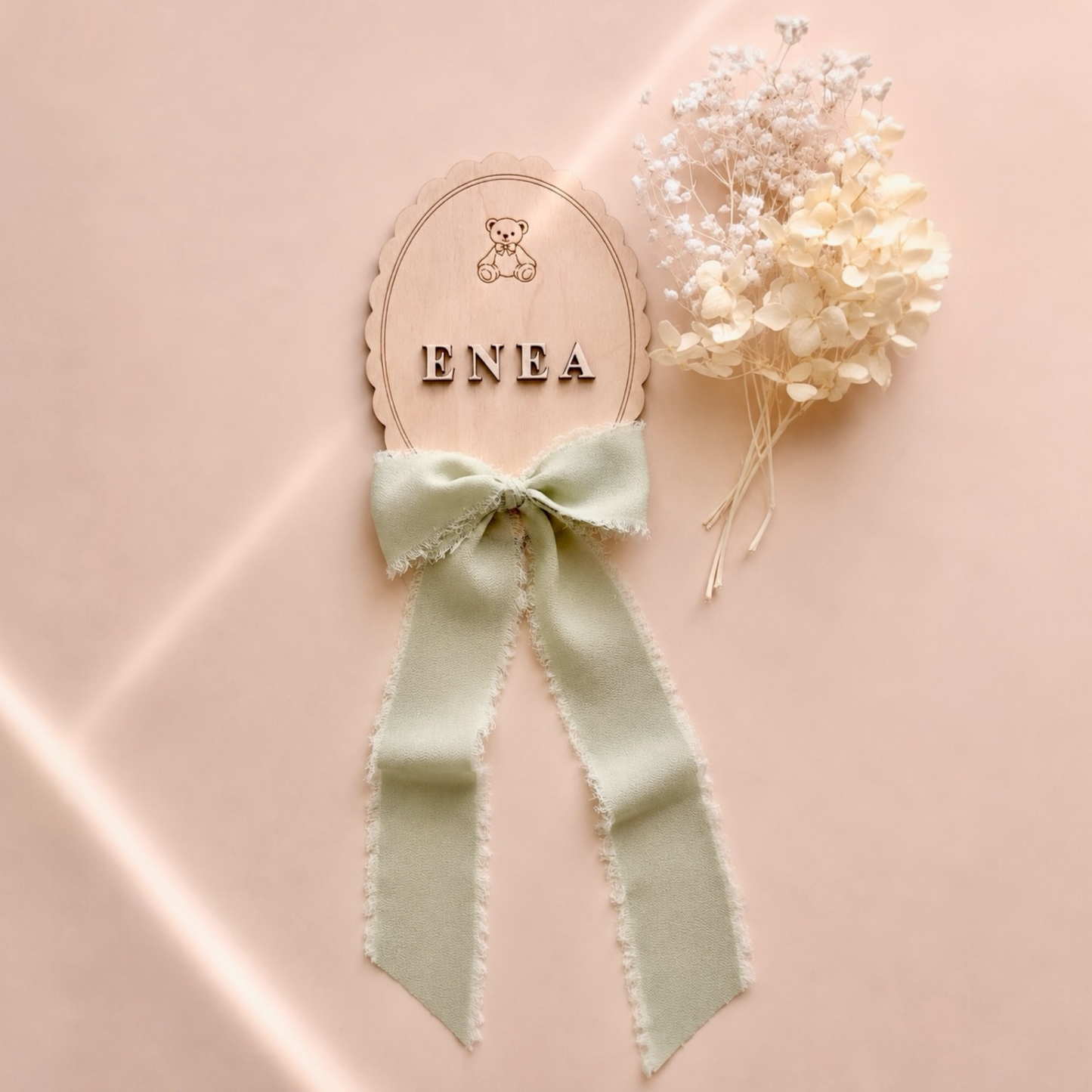 Targhetta nascita personalizzata Teddy in legno con nome Enea in rilievo 3D e fiocco salvia in chiffon sfrangiato