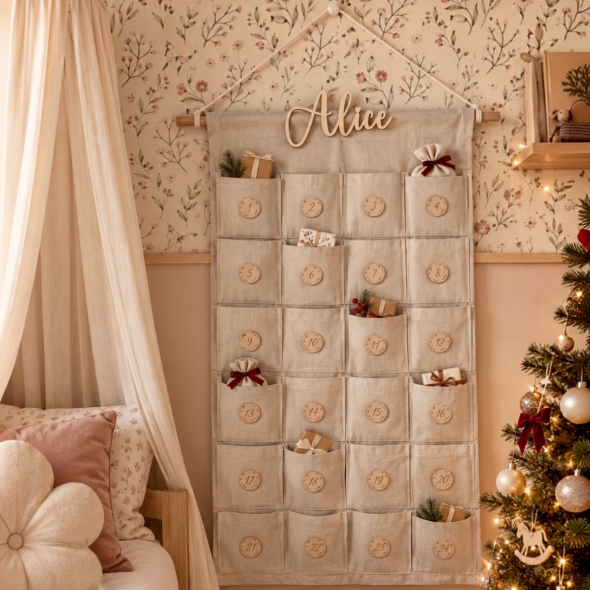 Calendario dell'Avvento in tessuto color naturale con 24 tasche numerate e nome Alice in legno, appeso nella cameretta decorata per Natale.