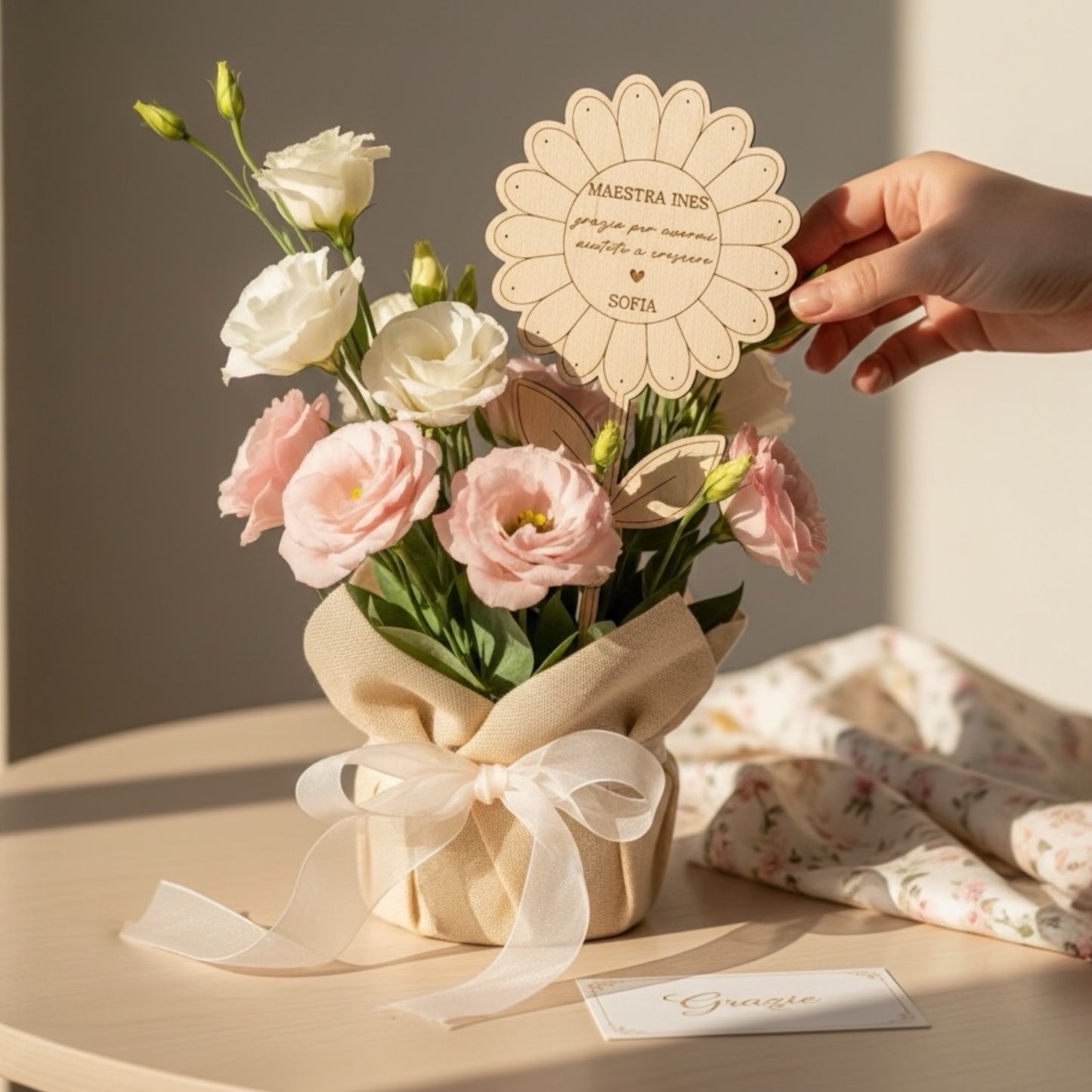 segnapianta maestra personalizzato in legno con composizione floreale