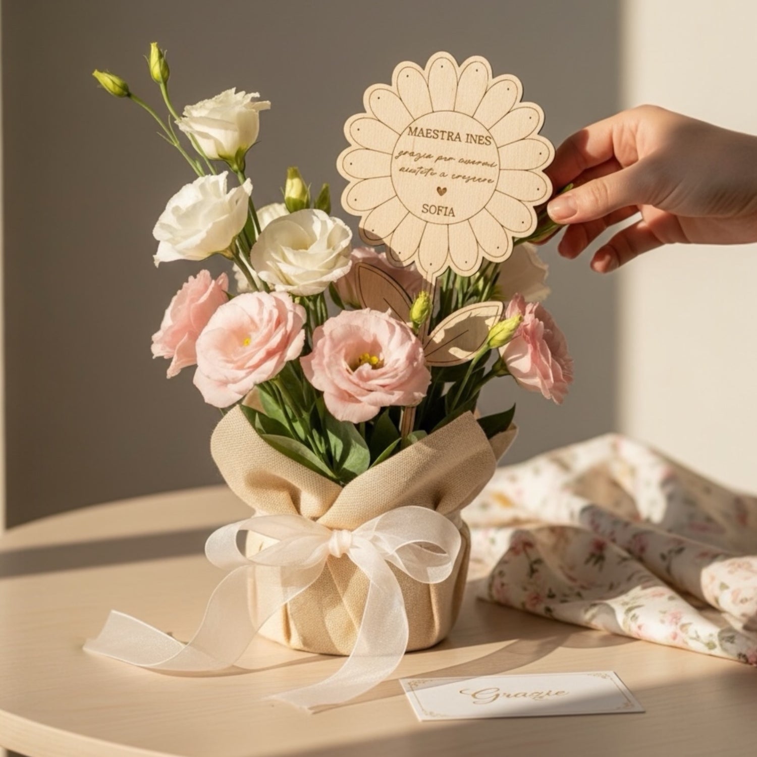 segnapianta maestra personalizzato in legno con composizione floreale