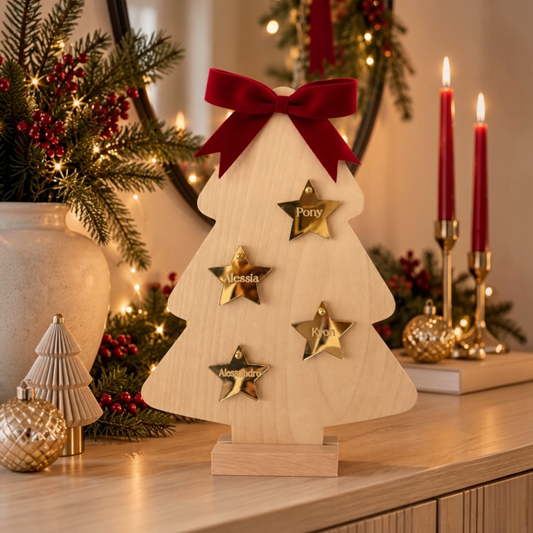 Albero di Natale della Famiglia in legno con quattro stelle in plexiglass specchiato oro, nomi personalizzati, fiocco rosso in velluto e base da appoggio.