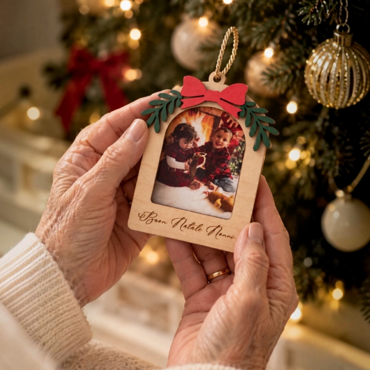 Decorazione portafoto per albero di Natale in legno con fiocco rosso, rametti verdi in rilievo e dedica personalizzata Buon Natale Nonni.
