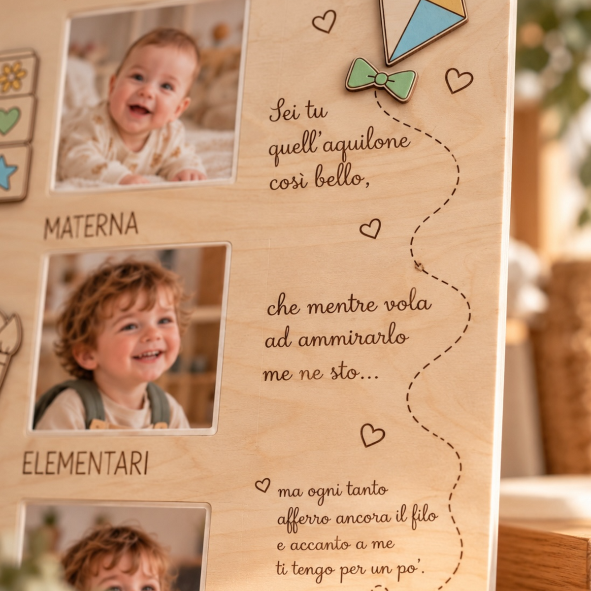 Dettaglio della dedica incisa sul portafoto ricordi scolastici Bubba&Co., con aquilone colorato in legno applicato in rilievo.