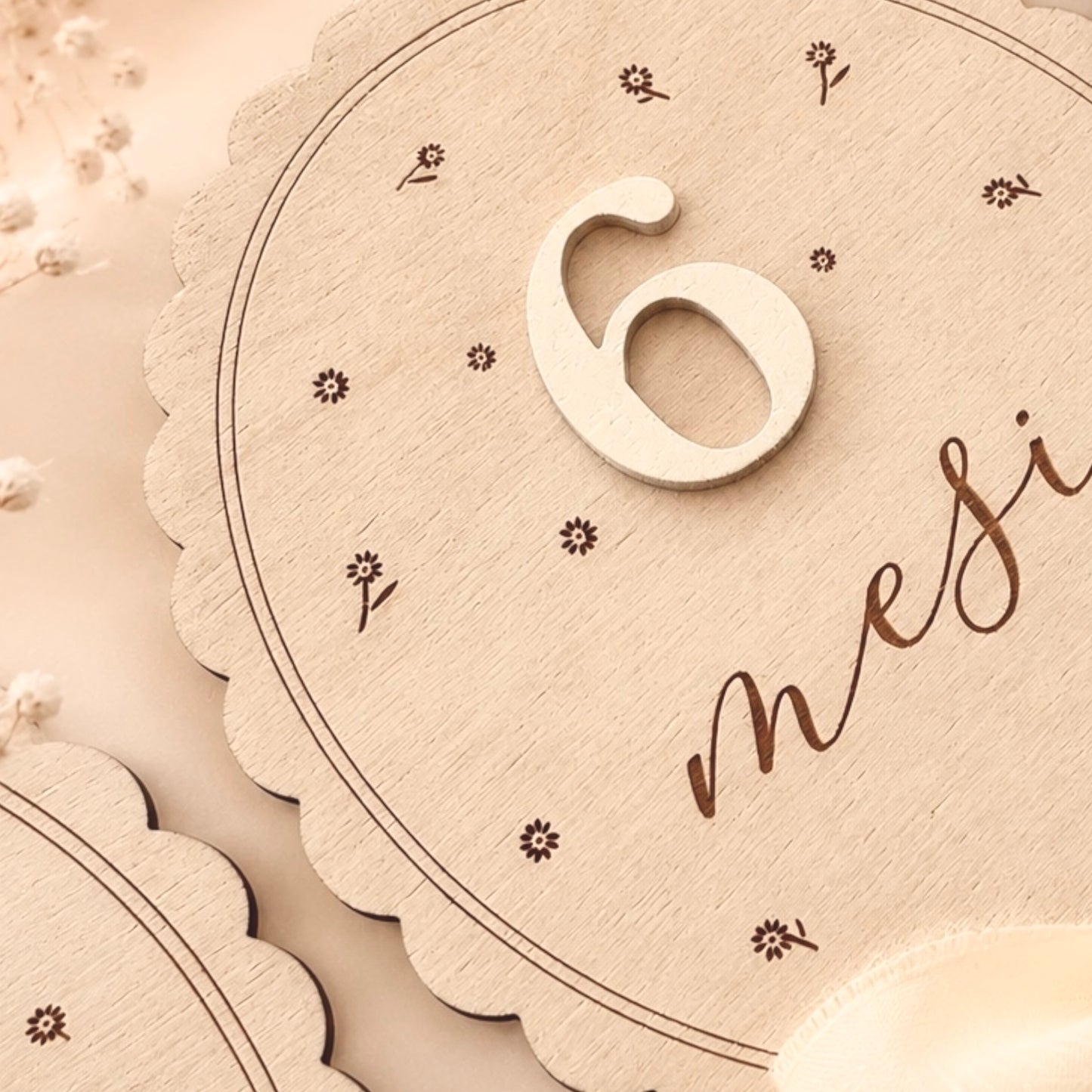 Dettaglio delle Milestone Cards Flower con numero 3D in rilievo e motivo floreale inciso su legno