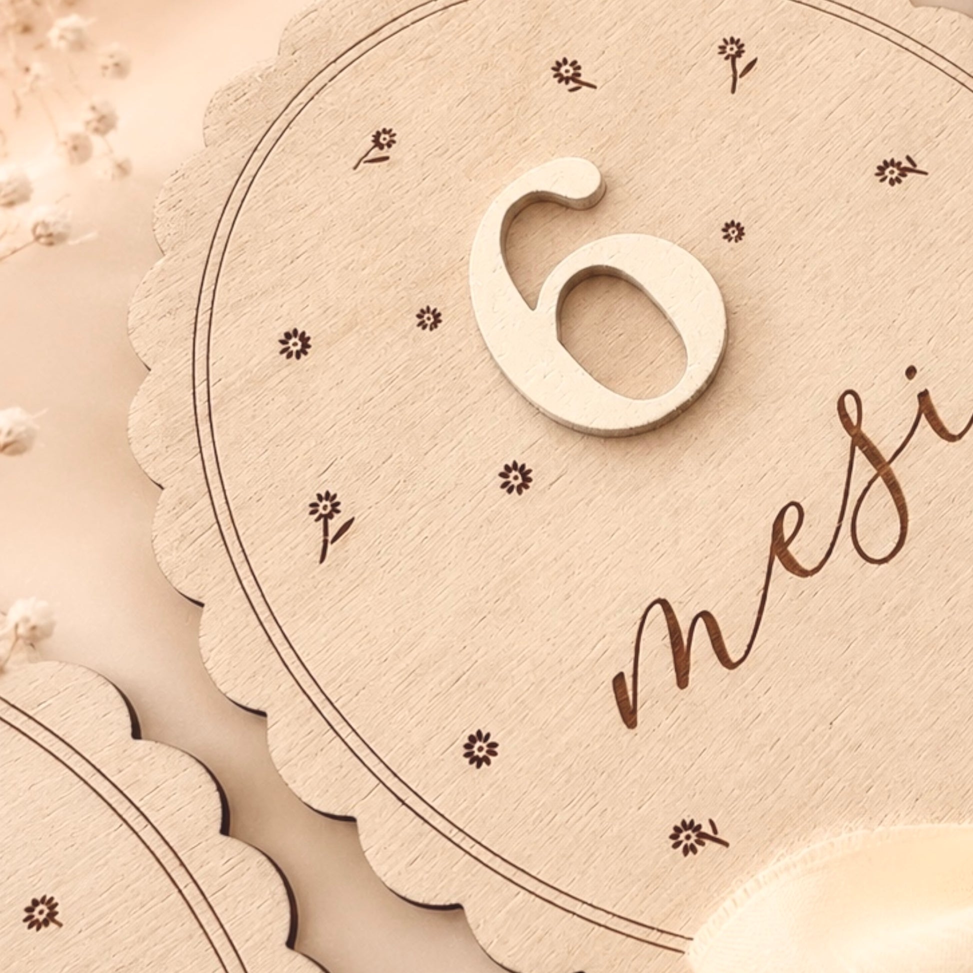 Dettaglio delle Milestone Cards Flower con numero 3D in rilievo e motivo floreale inciso su legno
