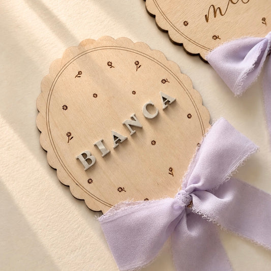 Dettaglio della targhetta nascita Fiorellini personalizzata con nome Bianca in rilievo 3D e fiocco glicine