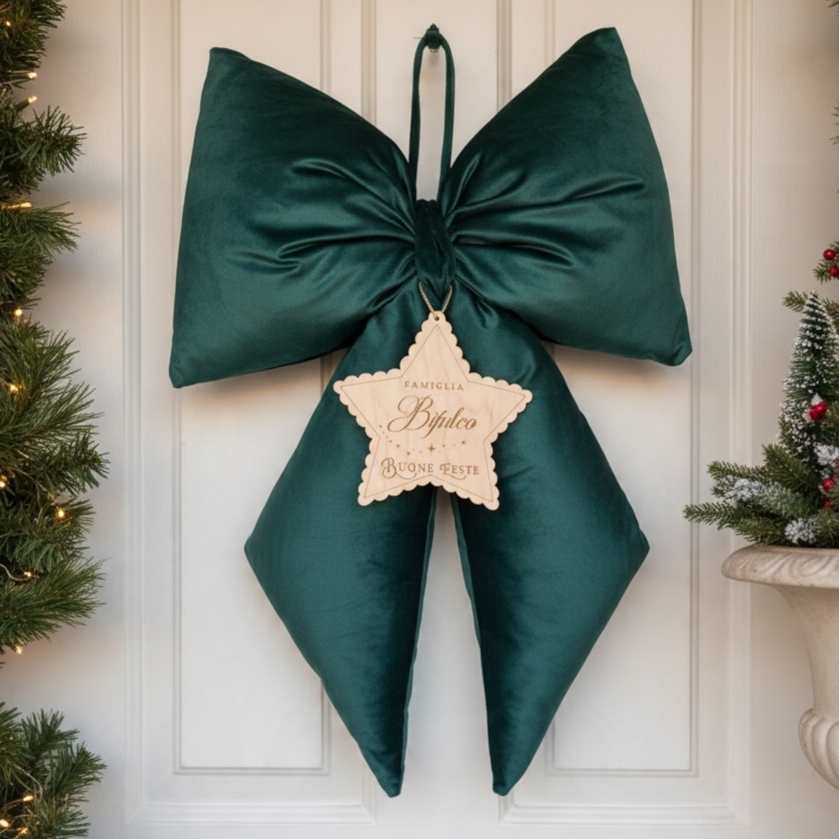 Fiocco natalizio fuoriporta in velluto verde imbottito, appeso alla porta con targhetta a stella in legno personalizzata con il cognome.