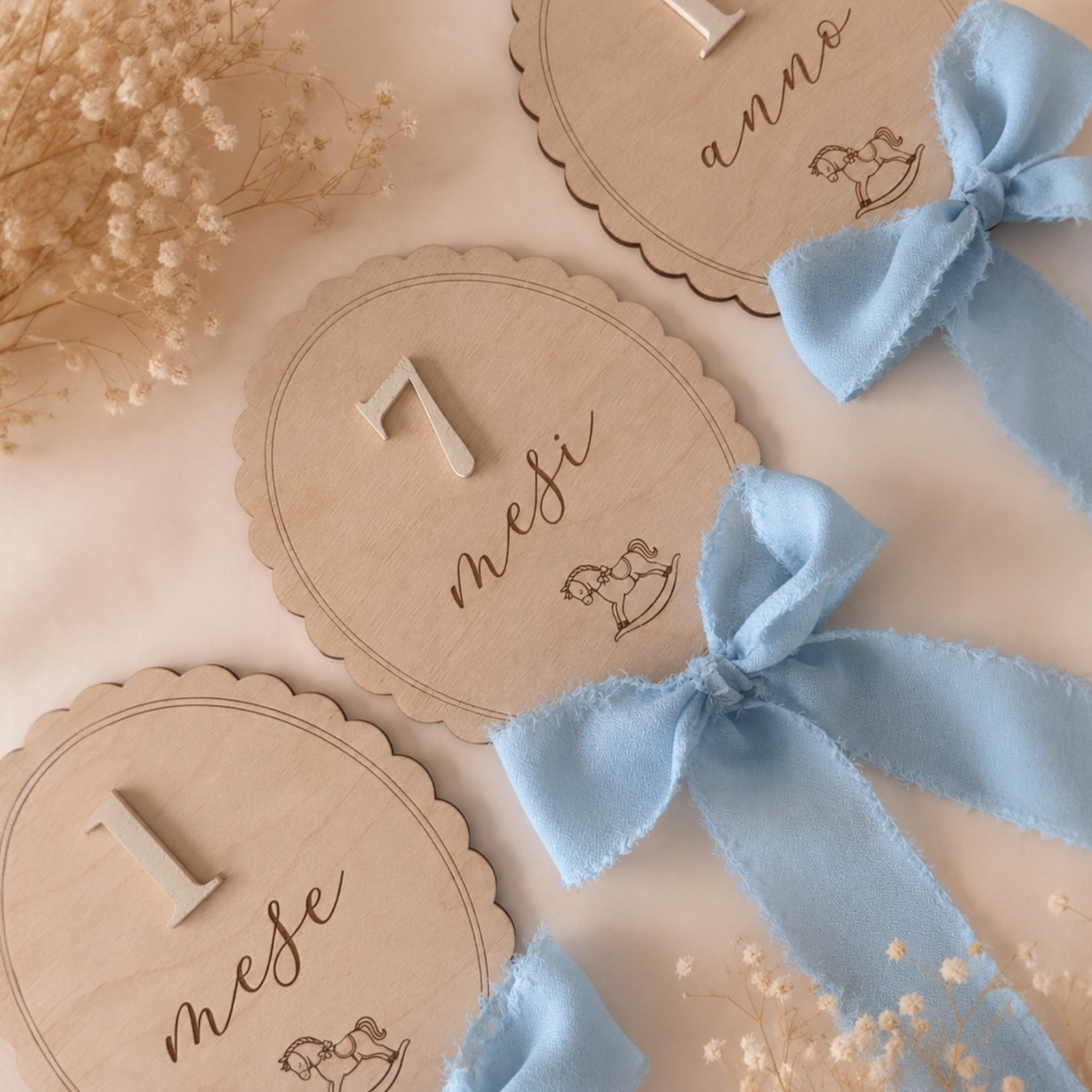 Milestone Cards Cavalluccio in legno con numeri 3D intercambiabili e fiocco azzurro per il primo anno del bambino
