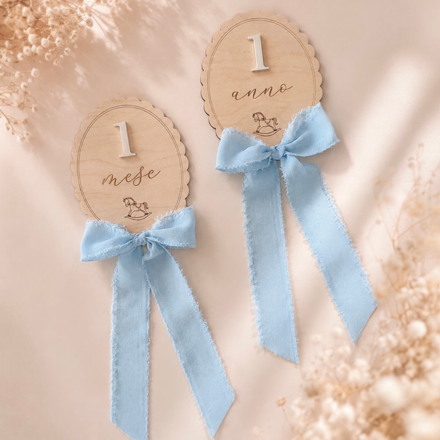 Milestone Cards Cavalluccio in legno con targhette 1 mese e 1 anno, numero 3D e fiocco azzurro per fotografie mensili del neonato