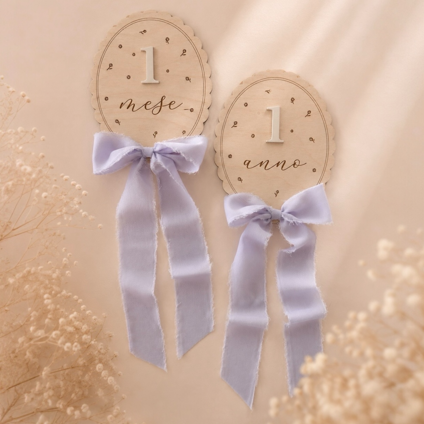 Milestone Cards Flower 3D in legno con targhette 1 mese e 1 anno e fiocco glicine in chiffon sfrangiato