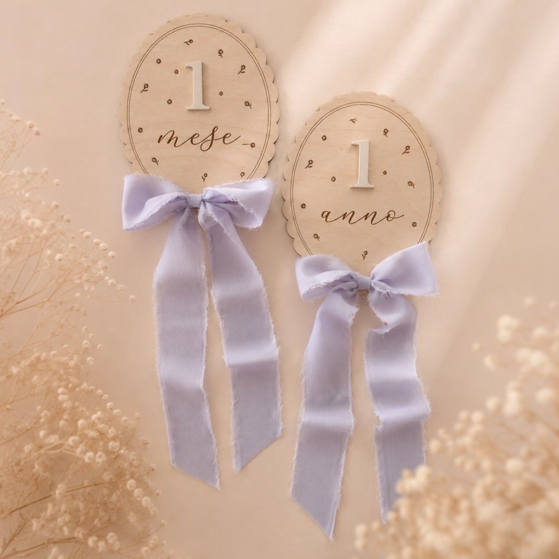 Milestone Cards Flower 3D in legno con targhette 1 mese e 1 anno e fiocco glicine in chiffon sfrangiato