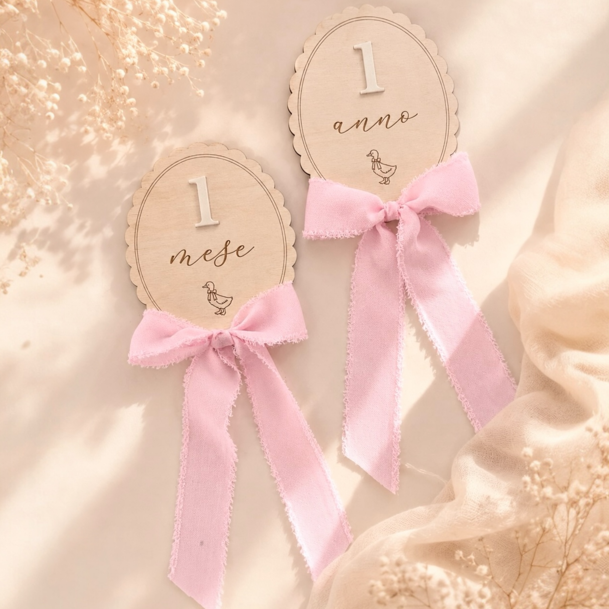 Milestone Cards Ochetta in legno con targhette 1 mese e 1 anno e fiocco rosa per fotografare la crescita del neonato