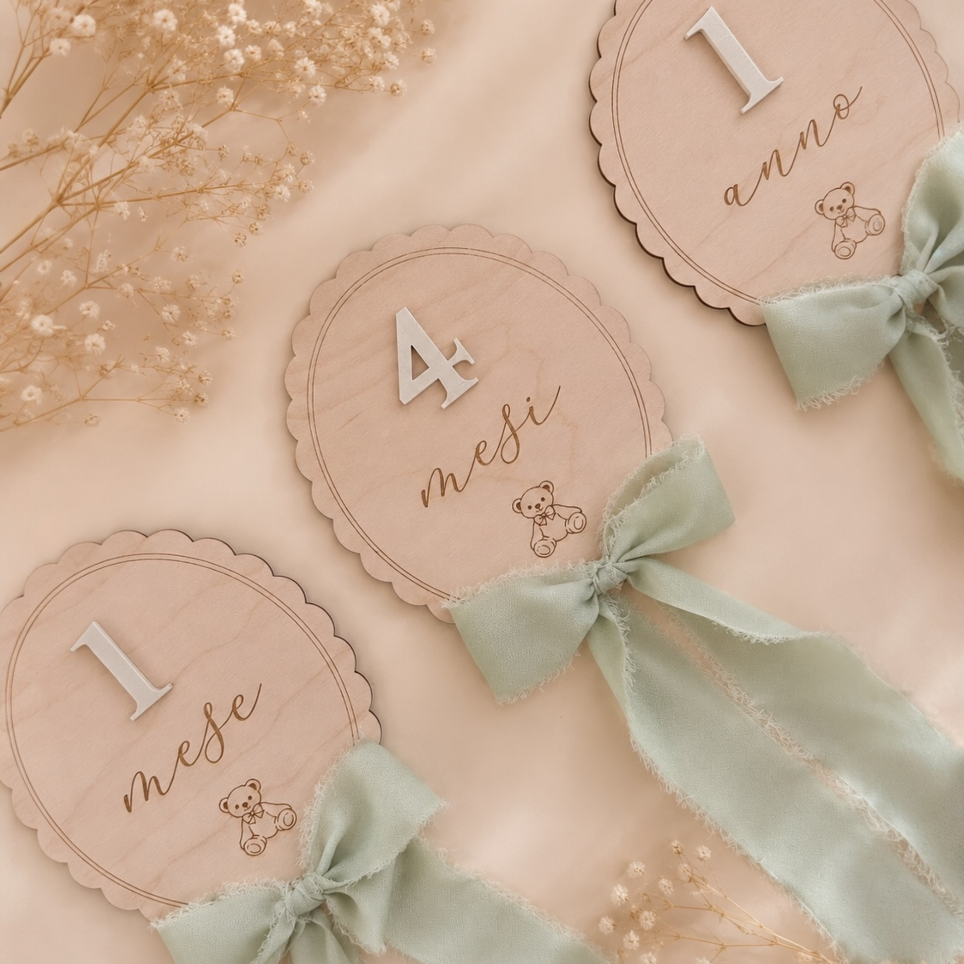 Milestone Cards Teddy in legno con numeri 3D intercambiabili e fiocco verde salvia per il primo anno del bambino