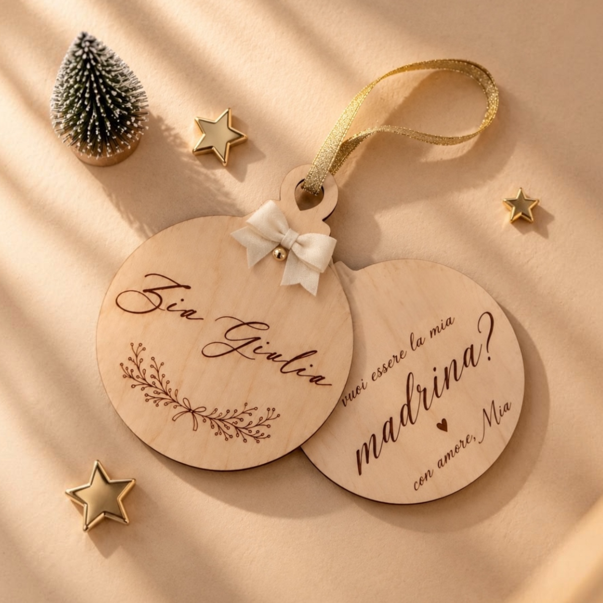 Dettaglio della pallina di Natale personalizzata aperta con messaggio sorpresa vuoi essere la mia madrina o il mio padrino.