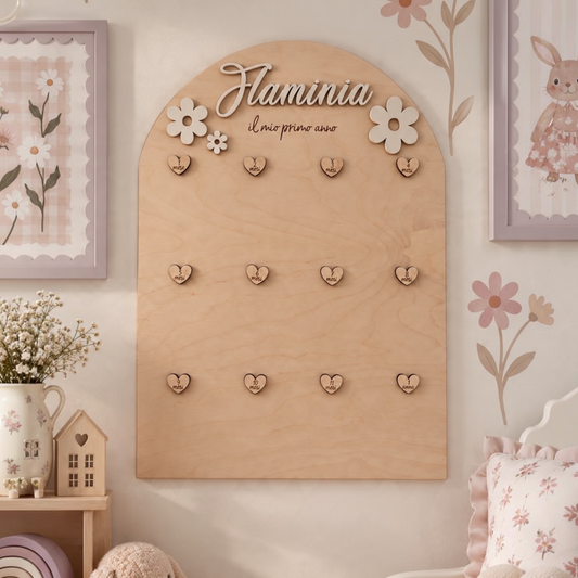Portafoto 12 mesi Flower in legno di betulla personalizzato con nome Flaminia, fiori in rilievo e dodici cuoricini per le foto del primo anno.