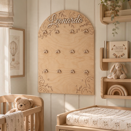 Portafoto 12 mesi in legno personalizzato con nome personalizzato in rilievo, decorazioni botaniche incise e dodici nuvole per le foto del primo anno.