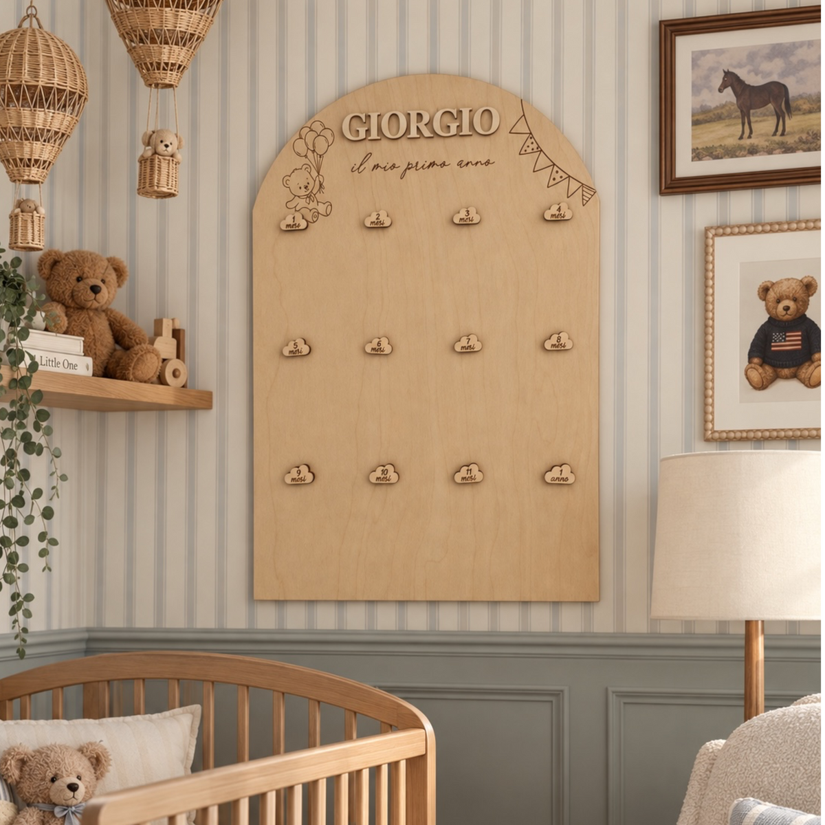 Portafoto 12 mesi Teddy personalizzato in legno, con nome Giorgio, dodici nuvolette per le foto del primo anno e decorazioni incise, appeso in cameretta.