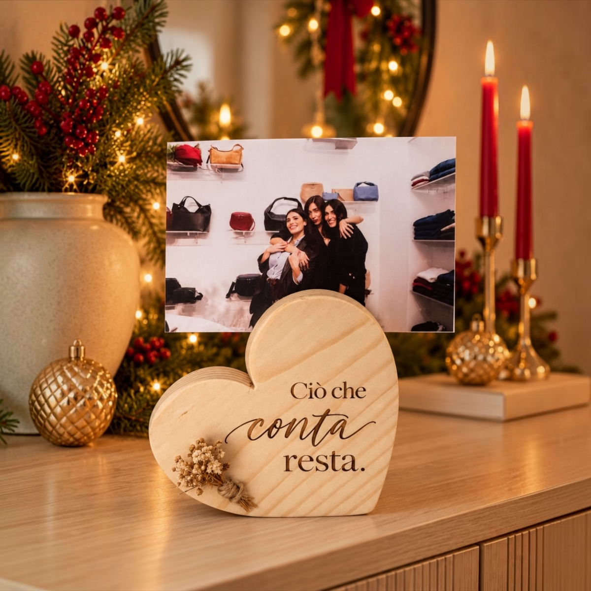 Portafoto a cuore in legno con frase incisa Ciò che conta resta, decorazione con fiori secchi e fotografia inserita nella mollettina.