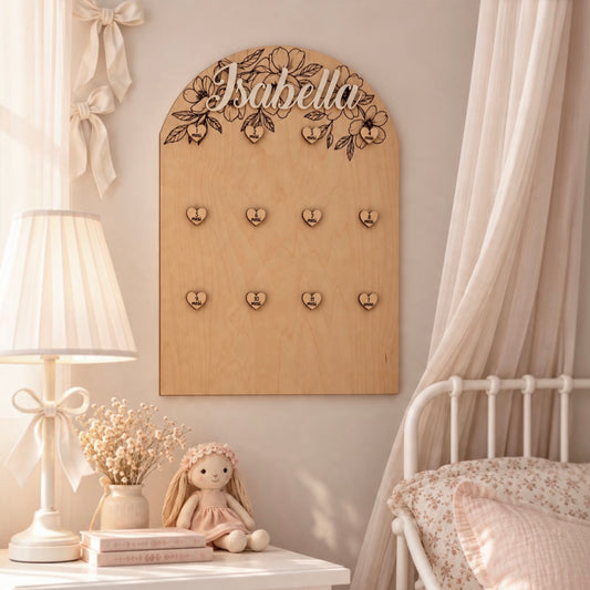 Portafoto 12 mesi Flower in legno personalizzato con nome Isabella, decorazioni floreali incise e cuoricini per le foto del primo anno.