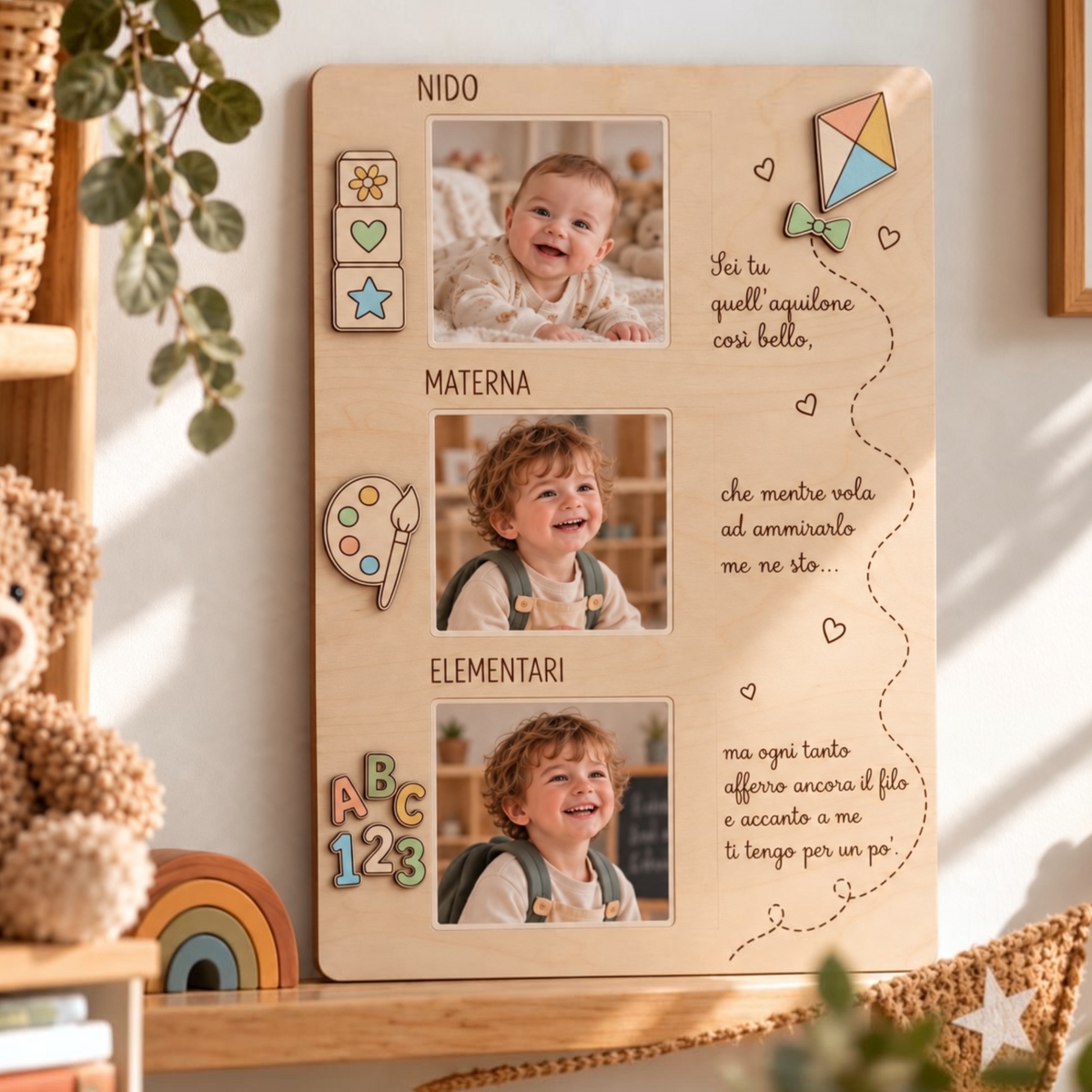 Portafoto ricordi scolastici in legno di betulla Bubba&Co. con tre fotografie per nido, materna ed elementari, decorazioni colorate in rilievo.