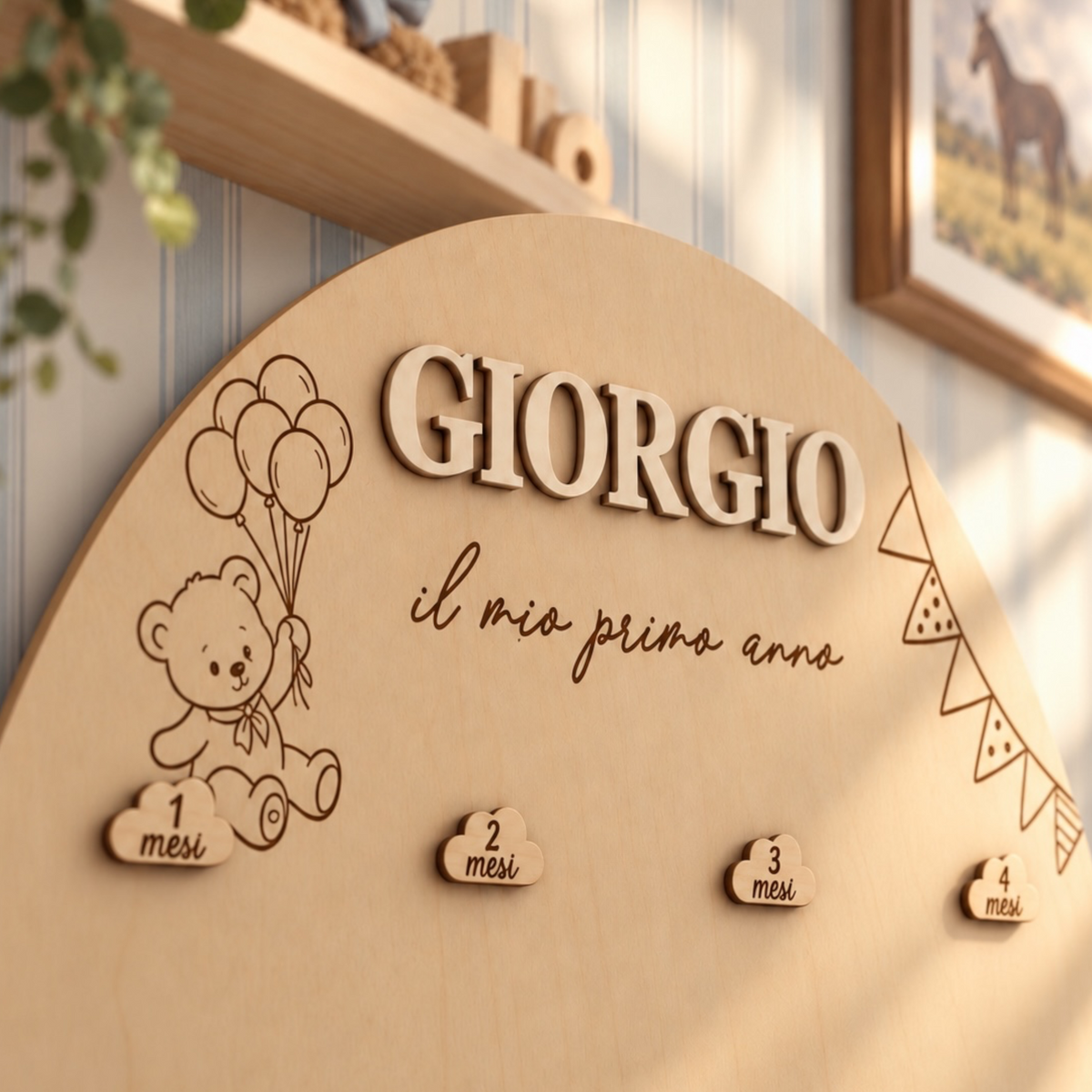 Dettaglio del portafoto 12 mesi Teddy in legno con nome Giorgio in rilievo, orsetto con palloncini inciso e nuvolette magnetiche.