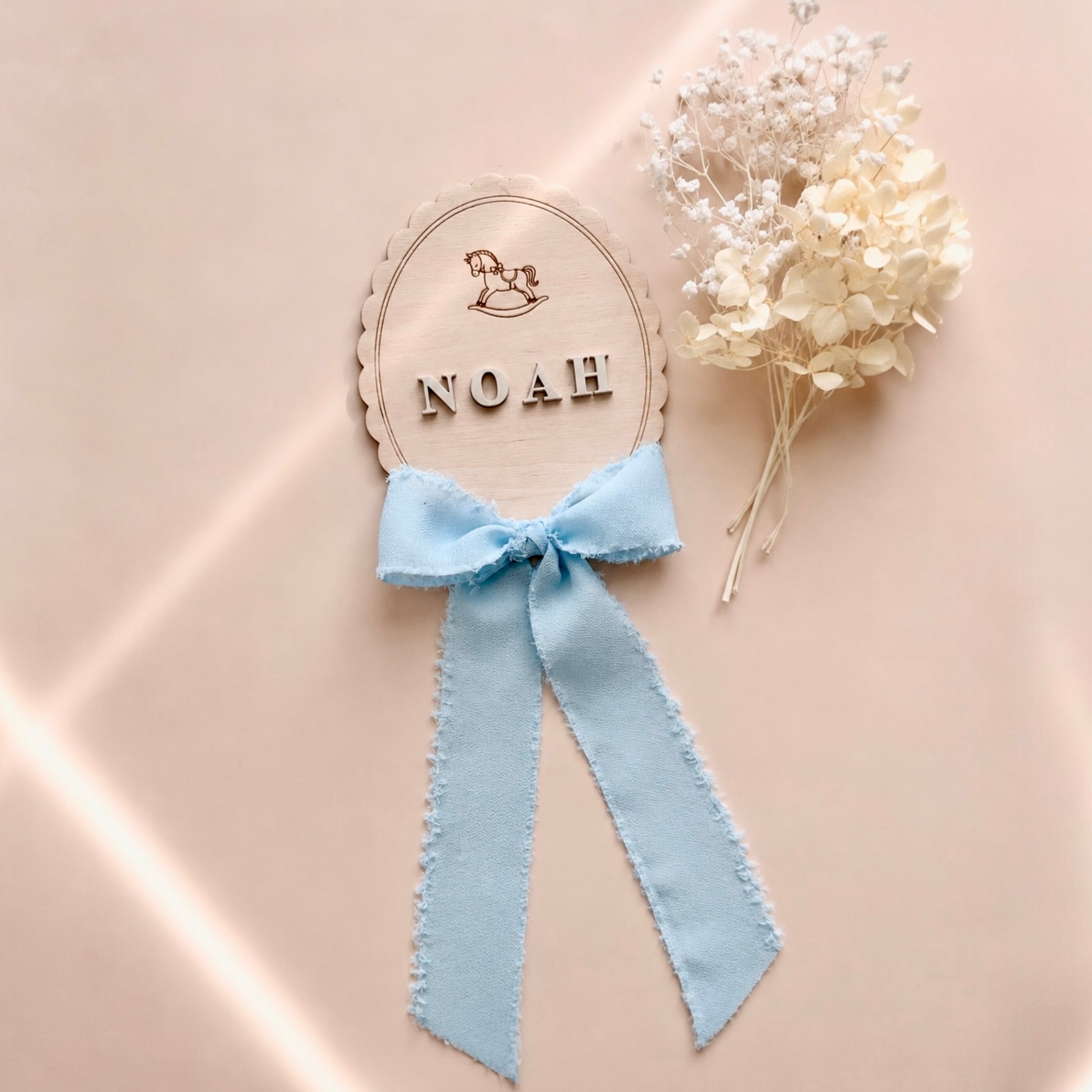 Targhetta nascita personalizzata Cavalluccio in legno con nome Noah in rilievo 3D e fiocco azzurro in chiffon sfrangiato