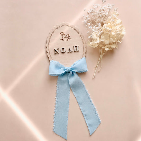 Targhetta nascita personalizzata Cavalluccio in legno con nome Noah in rilievo 3D e fiocco azzurro in chiffon sfrangiato