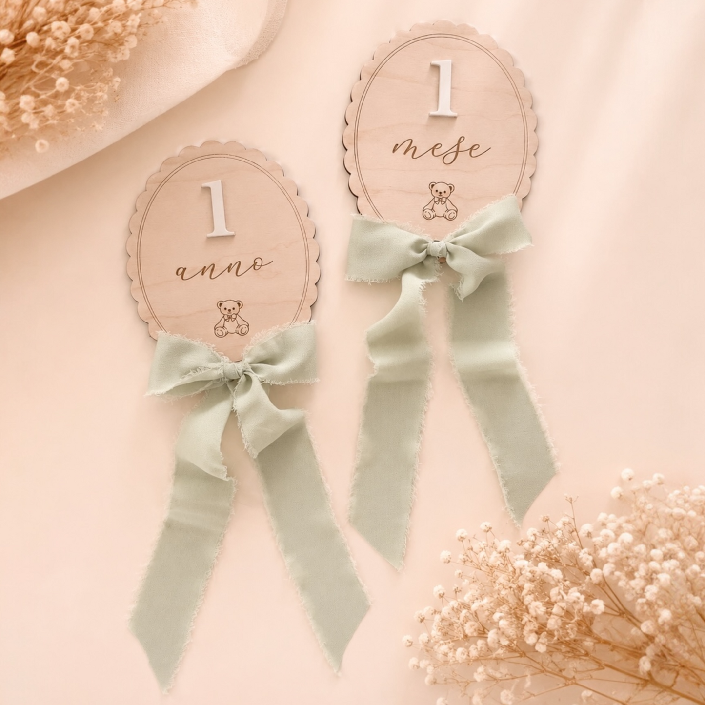 Milestone Cards Teddy in legno con targhette 1 mese e 1 anno, numero 3D e fiocco verde salvia per fotografie mensili del neonato